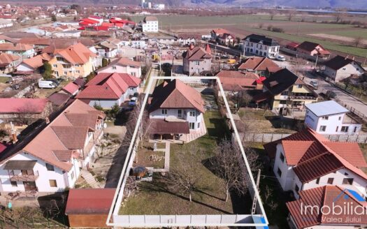 Casă spațioasă de vânzare – Hațeg | Zonă centrală | Teren 1.400 mp